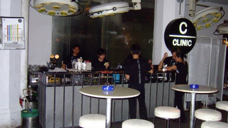 Clinic Bar, ресторант-болница, проектиран от датския архитект Кларк Куей. Заведението се намира в Сингапур.