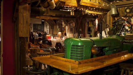 Финландският ресторант Zetor всъщност носи името на чешка марка трактори