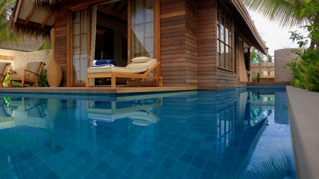 Jumeirah Vittaveli Luxury Resort & Spa Тази дестинация включва 91 апартамента и вили, някои от които имат лични стаи за масаж, директен достъп до плажа и отделни басейни. Може да отседнете и в невероятния президентски апартамент, който е с големи